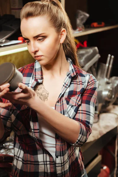 Mujer sosteniendo lata — Foto de Stock