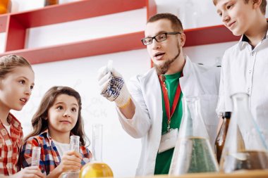 Adam holding tehlikeli kimyasal reaktif