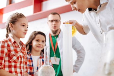 Deney taşıyan çocuklar