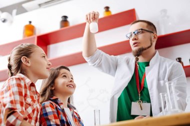 Kızlar izlerken deney