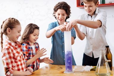 Çocuklar masanın önünde ayakta