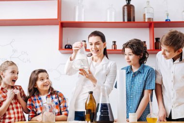 Bir şey için şişeye koyarak öğretmen