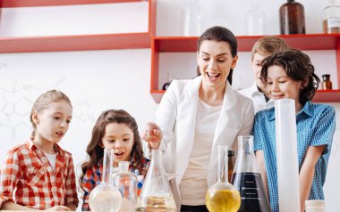 Bir şey için şişeye koyarak öğretmen