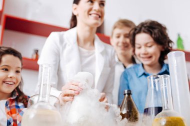 Bilim adamı elinde kimyasal şişesi  