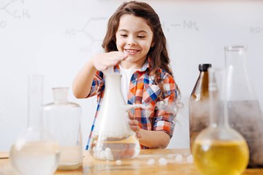 Şişesi üzerinde el koyarak kız 