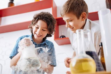 Çocuk holding kimyasal şişesi