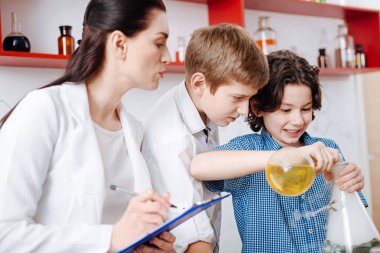 Kimya dersi olan öğretmen 