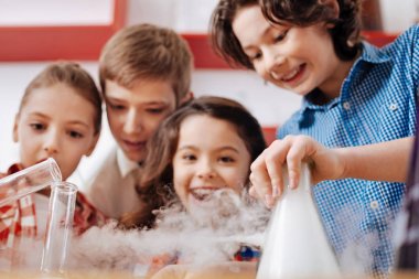 Bilimsel laboratuvar ziyaret çocuk