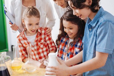 Çocuk kimyasal reaktifler ile çalışma