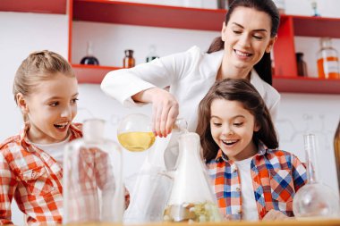 Kızın arkasında duran öğretmen 