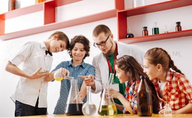 Deney taşıyan çocuklar 