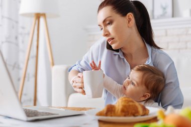 Annesi sabah kahve içer