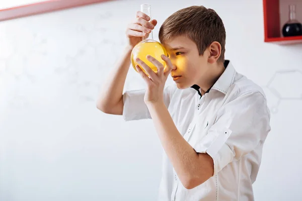 Junge gießt chemisches Reagenz — Stockfoto