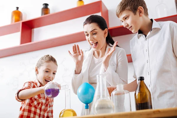 Niños mezclando reactivos químicos —  Fotos de Stock