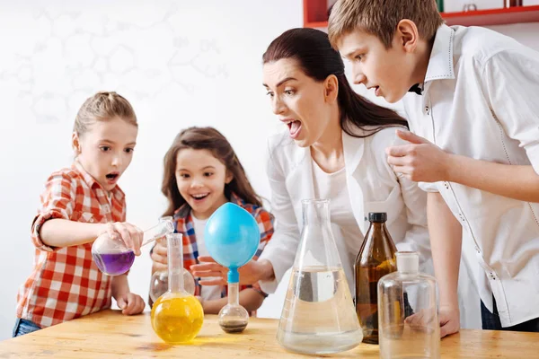 Niños mezclando reactivos químicos — Foto de Stock