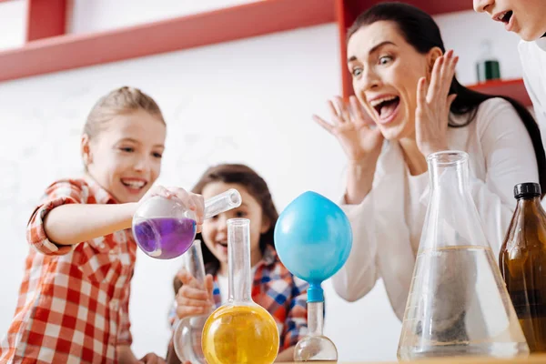 Niños mezclando reactivos químicos — Foto de Stock