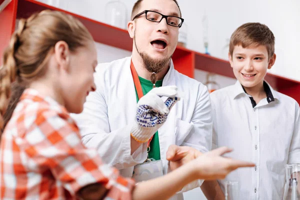 Científico divirtiéndose con niños — Foto de Stock