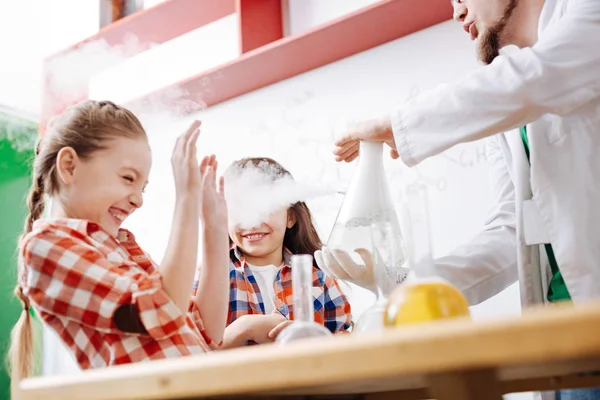 Meninas cercadas por fumaça química — Fotografia de Stock