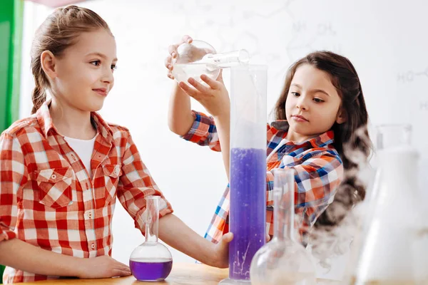 Ragazze che lavorano in laboratorio — Foto Stock