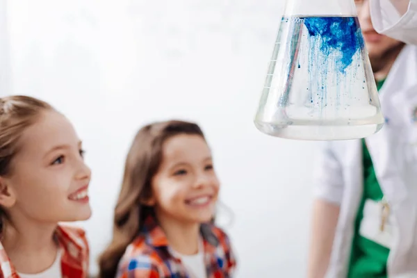 Meisjes kijken naar chemische reactie — Stockfoto