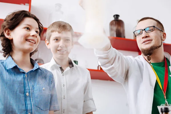 Meninos olhando para fumaça química — Fotografia de Stock