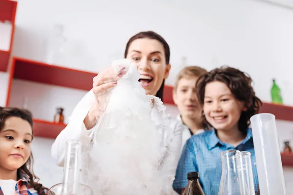 Chemische kolf in hand van wetenschapper — Stockfoto