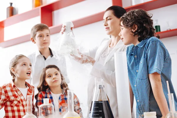 Niños mirando frasco químico — Foto de Stock