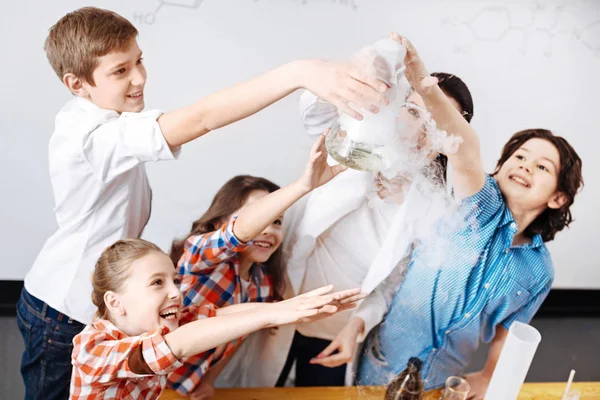Barn försöker röra kemiska kolv — Stockfoto