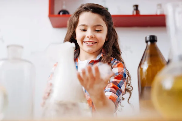 Hübsches Mädchen schaut auf die Hand — Stockfoto