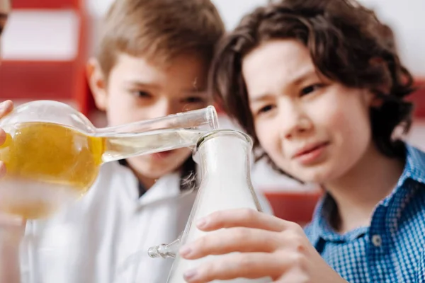 Niños que mezclan reactivos químicos — Foto de Stock