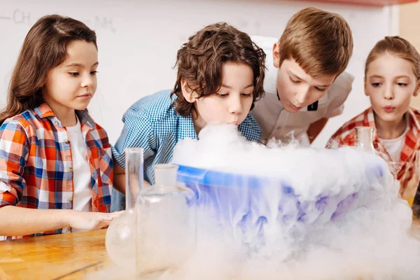 Children standing around washbowl — Stock Photo, Image