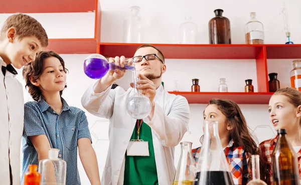 Scientist showing an experiment — Stock Photo, Image