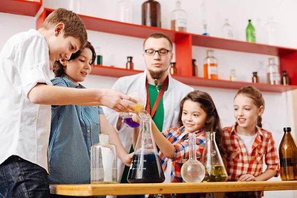 Niños llevando a cabo experimento — Foto de Stock