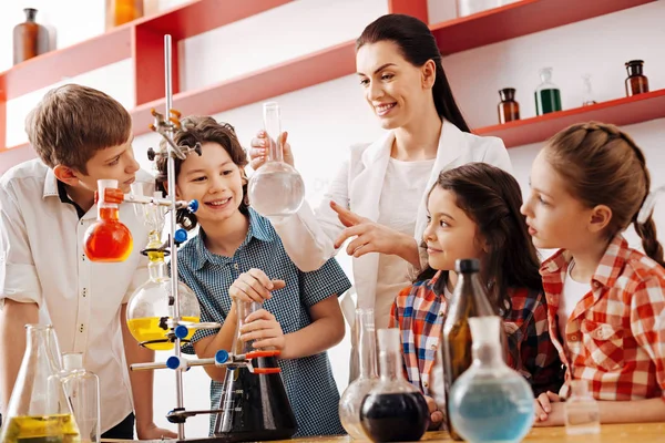 Niños de pie alrededor del maestro — Foto de Stock