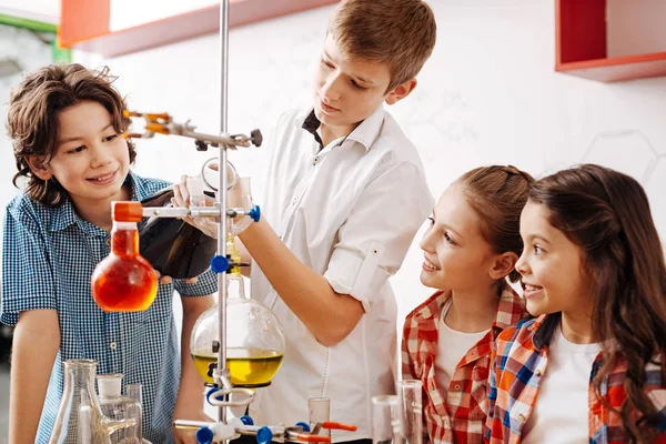 Tonåringen hälla kemisk vätska — Stockfoto