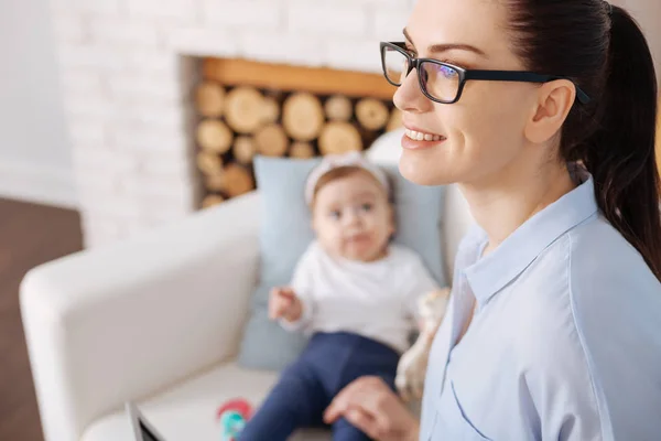 Bella donna utilizzando il congedo di maternità — Foto Stock