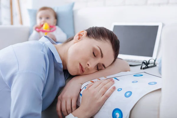 Junge Mutter schließt die Augen — Stockfoto