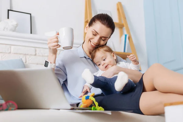 Mor ha paus från arbetet — Stockfoto