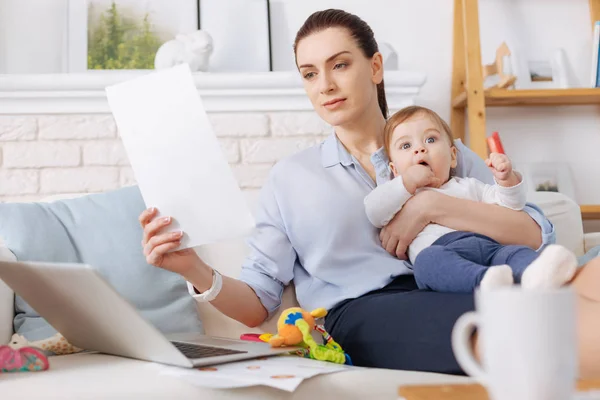 Mother perusing data for business — Stock Photo, Image