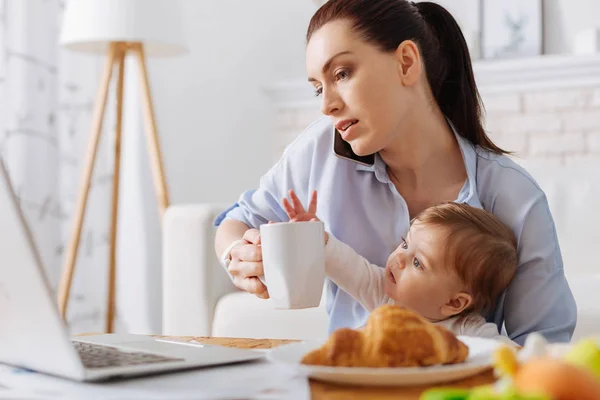 Mor ha kaffe på morgonen — Stockfoto