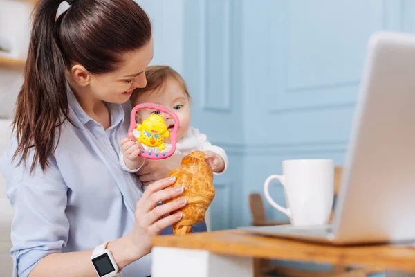 Madre che condivide croissant con bambino — Foto Stock