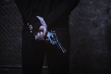 Adam kapsayan silahı arkasına