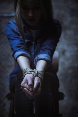 Sandalyede oturan genç kurban 