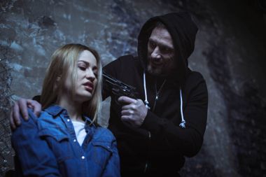 Kadın baş adam işaret silah