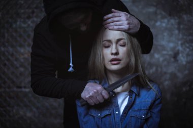 Öfkeli adam sorgulama kurban