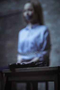 Genç kadın silah arıyor 