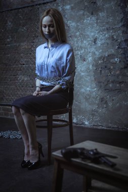 Genç kadın silah arıyor 