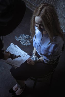 Kadın kağıtları imza için teslim ceza 