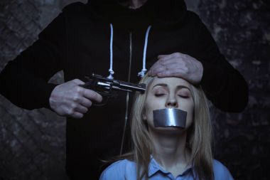 Kadın baş adam işaret silah