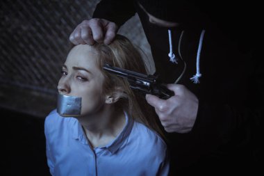 Kadın baş adam işaret silah